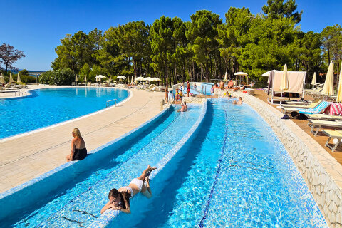 Zaton Holiday Resort - bazénový komplex blízko pláže, Zaton, Zadarská riviéra, Chorvatsko