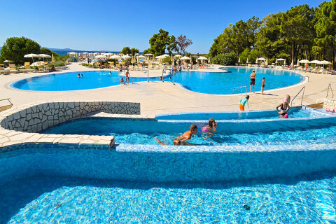 Zaton Holiday Resort - bazénový komplex blízko pláže, Zaton, Zadarská riviéra, Chorvatsko