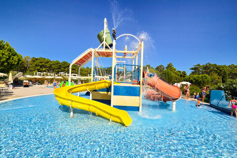 Zaton Holiday Resort - bazénový komplex blízko pláže, Zaton, Zadarská riviéra, Chorvatsko