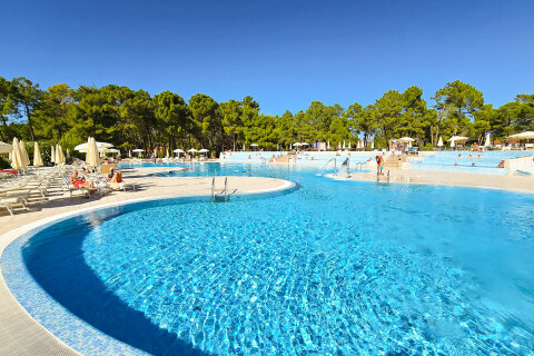Zaton Holiday Resort - bazénový komplex blízko pláže, Zaton, Zadarská riviéra, Chorvatsko