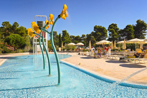 Zaton Holiday Resort - bazénový komplex blízko pláže, Zaton, Zadarská riviéra, Chorvatsko