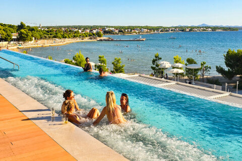 Zaton Holiday Resort - nový střešní bazén nad restaurací Ventula - otevřený v roce 2025, Zaton, Zadarská riviéra, Chorvatsko