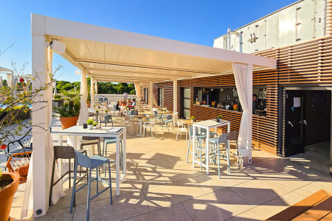 Zaton Holiday Resort - bar u střešního bazénu nad restaurací Ventula - otevřený v roce 2025, Zaton, Zadarská riviéra, Chorvatsko