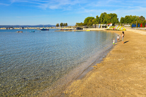 Zaton Holiday Resort - písečná pláž, Zaton, Zadarská riviéra, Chorvatsko