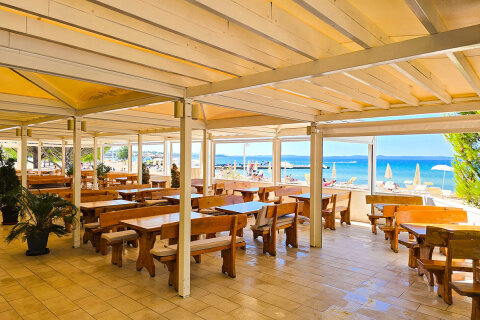 Zaton Holiday Resort - restaurace u písečné pláže, Zaton, Zadarská riviéra, Chorvatsko