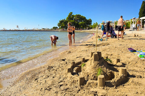 Zaton Holiday Resort - písečná pláž, Zaton, Zadarská riviéra, Chorvatsko