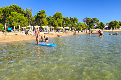 Zaton Holiday Resort - písečná pláž, Zaton, Zadarská riviéra, Chorvatsko