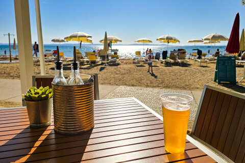 Zaton Holiday Resort - restaurace u písečné pláže, Zaton, Zadarská riviéra, Chorvatsko