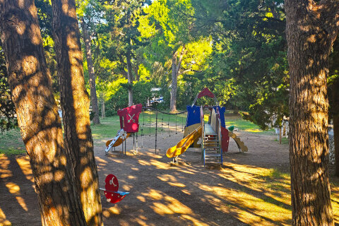 Zaton Holiday Resort - dětské hřiště u pláže, Zaton, Zadarská riviéra, Chorvatsko