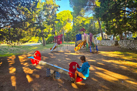 Zaton Holiday Resort - dětské hřiště u pláže, Zaton, Zadarská riviéra, Chorvatsko