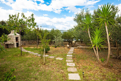 Apartmány Crnika - gril u domu (foto ze září 2025), Mandre, ostrov Pag, Chorvatsko