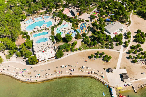 Zaton Holiday Resort - pohled z dronu na bazénový komplex u písečné pláže, Zaton, Zadarská riviéra, Chorvatsko