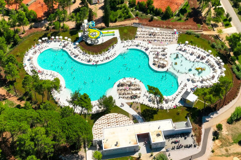 Zaton Holiday Resort - pohled z dronu na nový bazénový komplex otevřený v roce 2025, Zaton, Zadarská riviéra, Chorvatsko