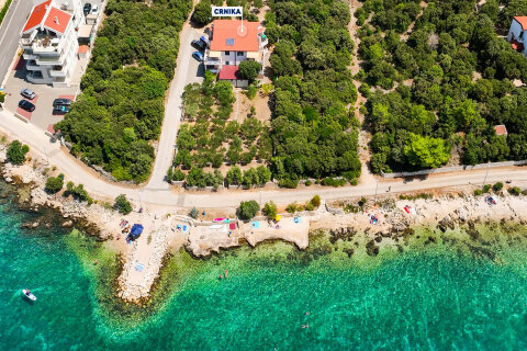 Apartmány Crnika - záběr z dronu, Mandre, ostrov Pag, Chorvatsko