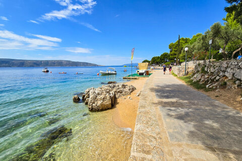 Resort Kovačine - promenáda podél pláže, Cres, ostrov Cres, Chorvatsko