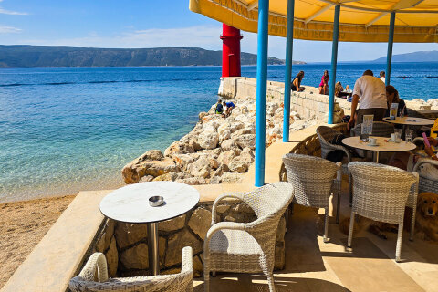 Resort Kovačine - kavárna u pláže, Cres, ostrov Cres, Chorvatsko