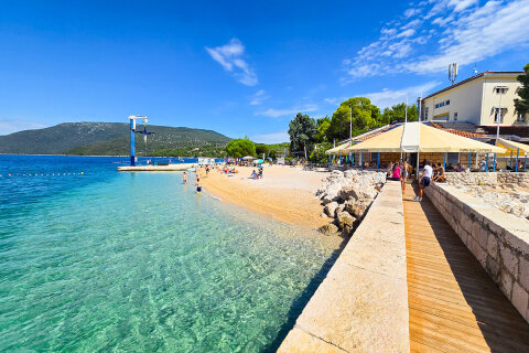 Resort Kovačine - kavárna u pláže, Cres, ostrov Cres, Chorvatsko