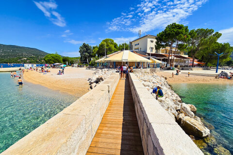 Resort Kovačine - kavárna u pláže, Cres, ostrov Cres, Chorvatsko