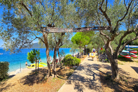 Resort Kovačine - půjčovna paddleboardů a kajaků u pláže, Cres, ostrov Cres, Chorvatsko