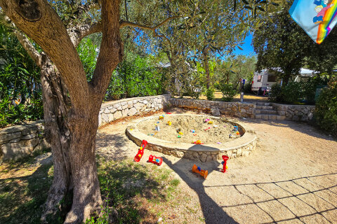 Resort Kovačine - pískoviště u hřiště, Cres, ostrov Cres, Chorvatsko