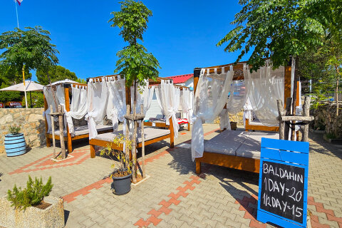 Punat - půjčovna baldachýnů u pláže, ostrov Krk, Chorvatsko