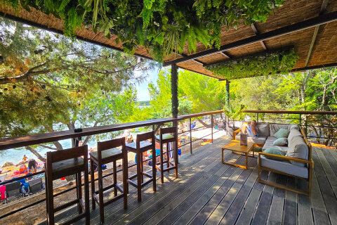 Punat - bar u pláže, ostrov Krk, Chorvatsko