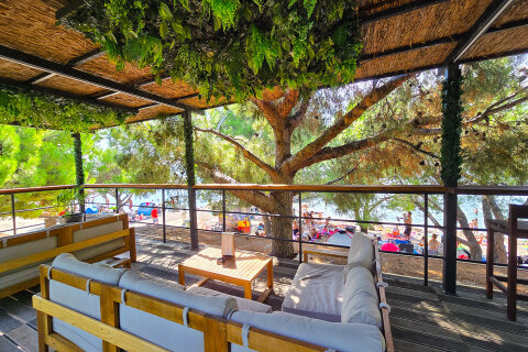 Punat - bar u pláže, ostrov Krk, Chorvatsko