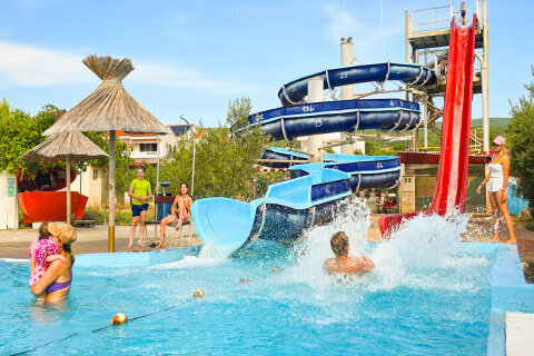 Punat - tobogán u pláže, ostrov Krk, Chorvatsko