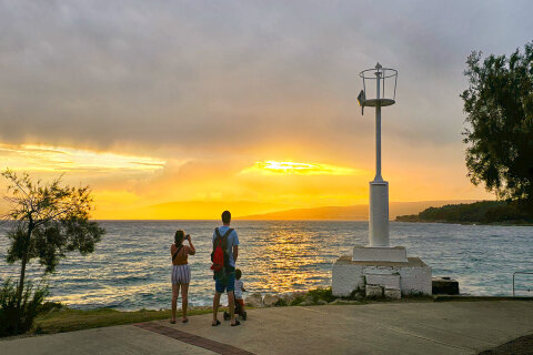 Punat - západ slunce na promenádě, ostrov Krk, Chorvatsko