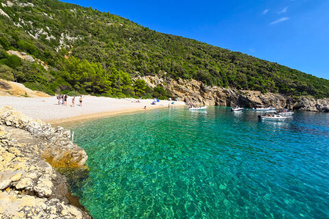 Pláž u jeskyně Plave grote (Modrá jeskyně), ostrov Cres, Chorvatsko