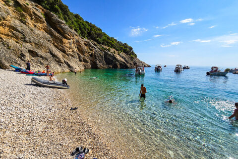 Pláž u jeskyně Plave grote (Modrá jeskyně), ostrov Cres, Chorvatsko