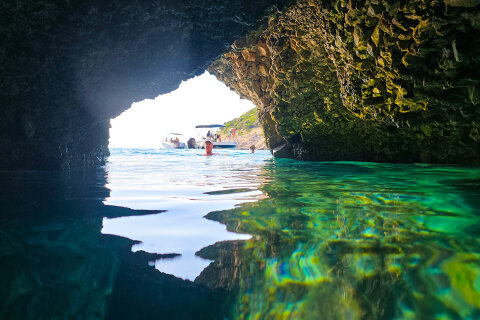 Mořská jeskyně Plave grote (Modrá jeskyně), ostrov Cres, Chorvatsko