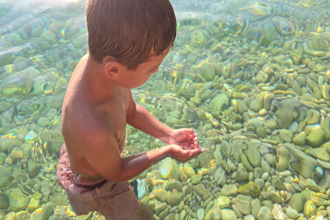 Pláž u jeskyně Plave grote (Modrá jeskyně), ostrov Cres, Chorvatsko