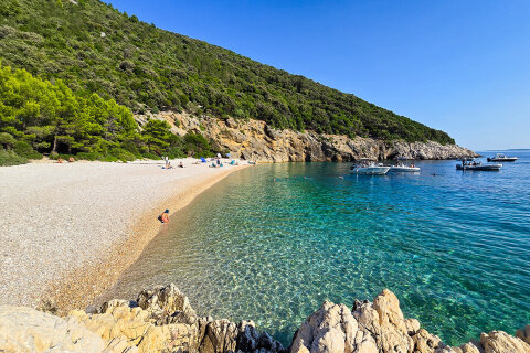 Pláž u jeskyně Plave grote (Modrá jeskyně), ostrov Cres, Chorvatsko