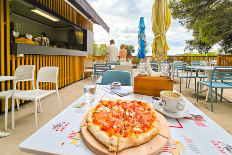 Mobilhome Tropical - bistro a kavárna v kempu, Selce, Crikvenická riviéra, Chorvatsko