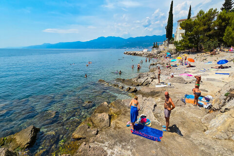Rijeka - oblázková pláž Nora, Chorvatsko