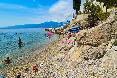 Rijeka - oblázková pláž Nora, Chorvatsko