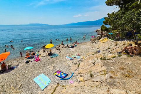 Rijeka - oblázková pláž Nora, Chorvatsko