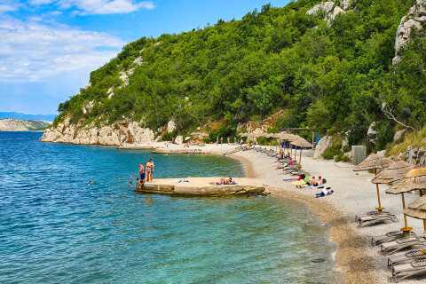 Pláž v resortu Kačjak, Dramalj, Crikvenická riviéra, Chorvatsko