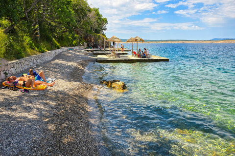 Pláž v resortu Kačjak, Dramalj, Crikvenická riviéra, Chorvatsko