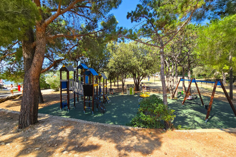 Dětské hřiště u pláže v kempu Slatina, Glamping Slatina, ostrov Cres, Chorvatsko