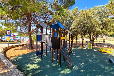 Dětské hřiště u pláže v kempu Slatina, Glamping Slatina, ostrov Cres, Chorvatsko