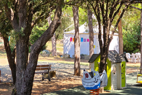 Dětské hřiště a centrum animačních programů v kempu Slatina, Glamping Slatina, ostrov Cres, Chorvatsko