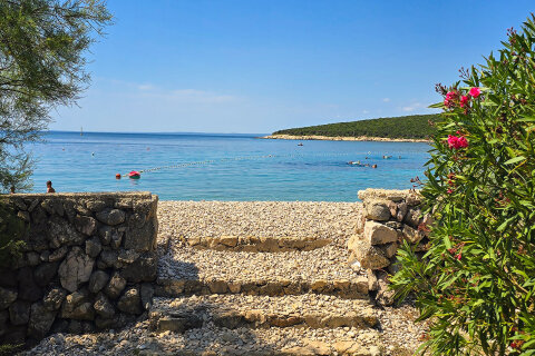 Pláž v kempu Slatina, Glamping Slatina, ostrov Cres, Chorvatsko