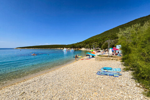 Pláž v kempu Slatina, Glamping Slatina, ostrov Cres, Chorvatsko