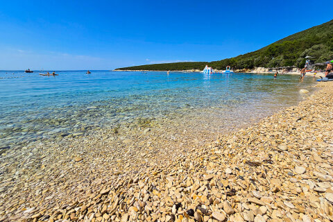 Pláž v kempu Slatina, Glamping Slatina, ostrov Cres, Chorvatsko
