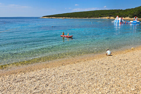 Pláž v kempu Slatina, Glamping Slatina, ostrov Cres, Chorvatsko
