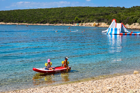 Pláž v kempu Slatina, Glamping Slatina, ostrov Cres, Chorvatsko