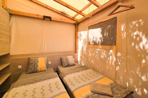 Glampingový stan Slatina, kemp Slatina, ostrov Cres, Chorvatsko