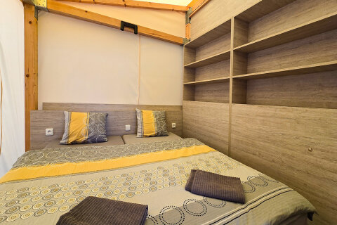 Glampingový stan Slatina, kemp Slatina, ostrov Cres, Chorvatsko